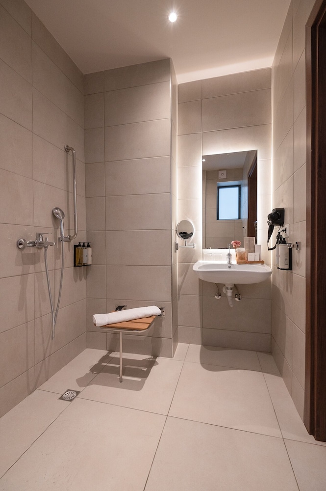 Standard Twin Room, AMEA-Disabled Room - Photo 5