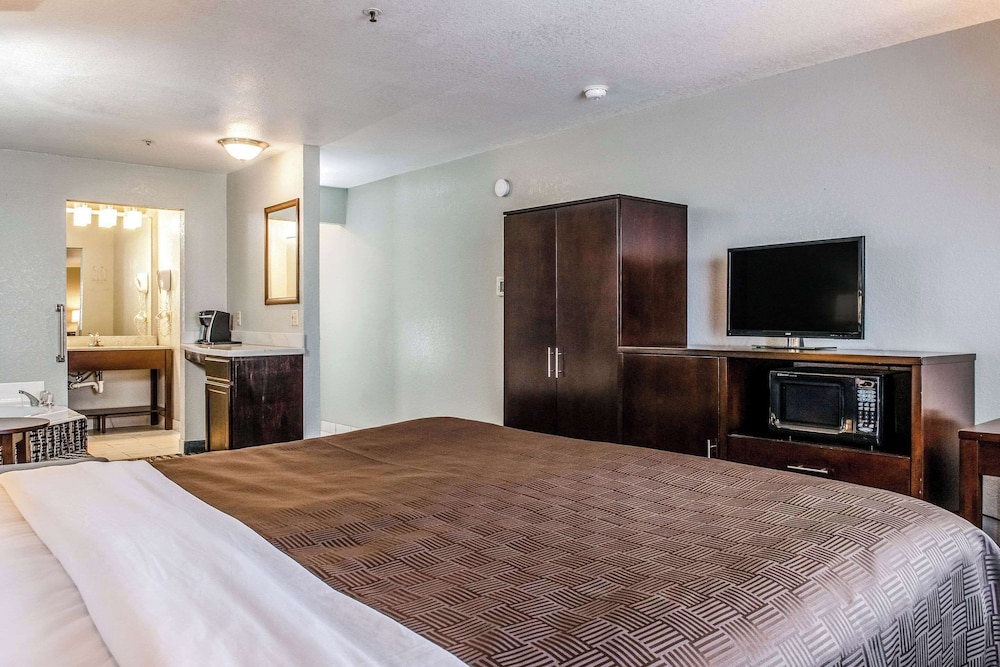 Suite, 1 King Bed, Non Smoking, Hot Tub - Photo 5