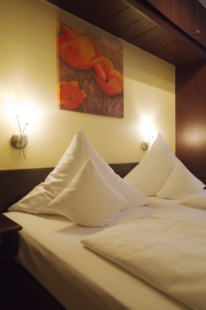 Economy Double Room, 1 Queen Bed photo 3