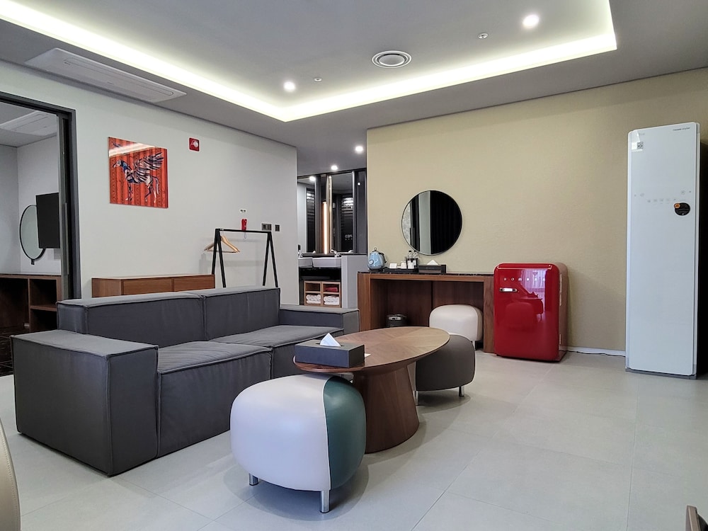 Suite Family Room - Photo 22