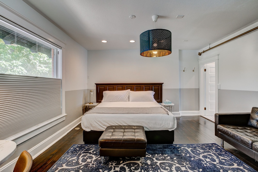 Studio Suite, 1 King Bed, Refrigerator