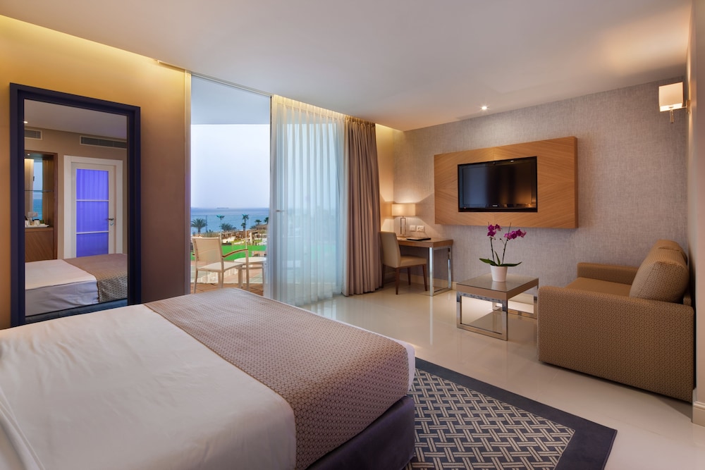 Deluxe Room, Pool View - Photo 1
