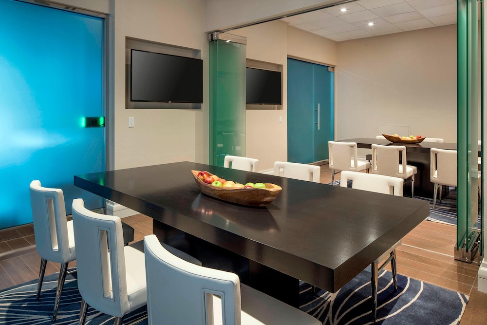 Club Room, 1 King Bed (Hearing Accessible) - Photo 9