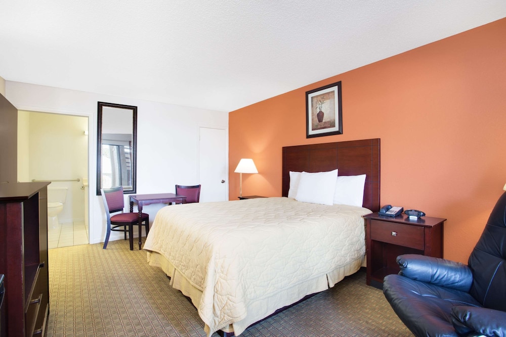 Room, 1 King Bed, Accessible, Non Smoking (Mobility/Tub w/Grab Bars) - Photo 3