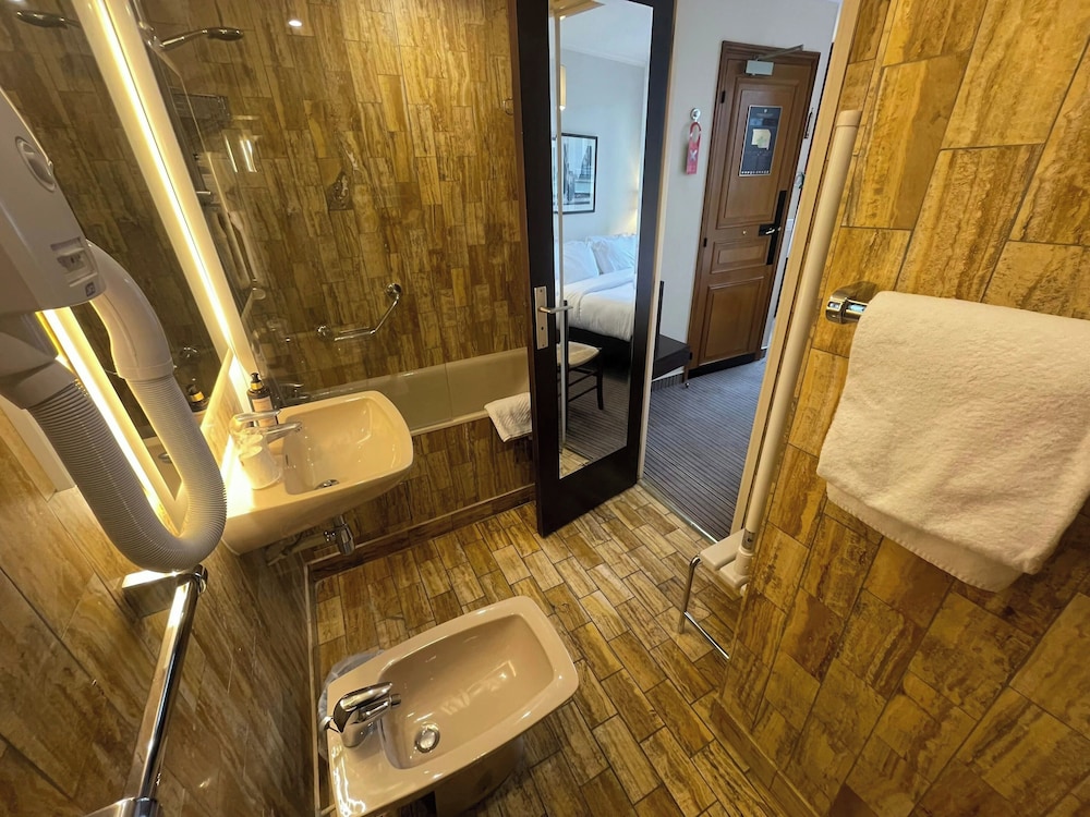 Hotel College De France bathroom photo