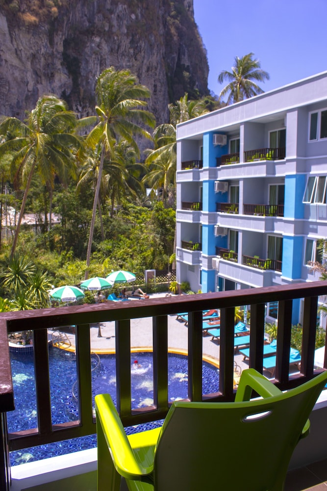 Deluxe Pool Access photo 3