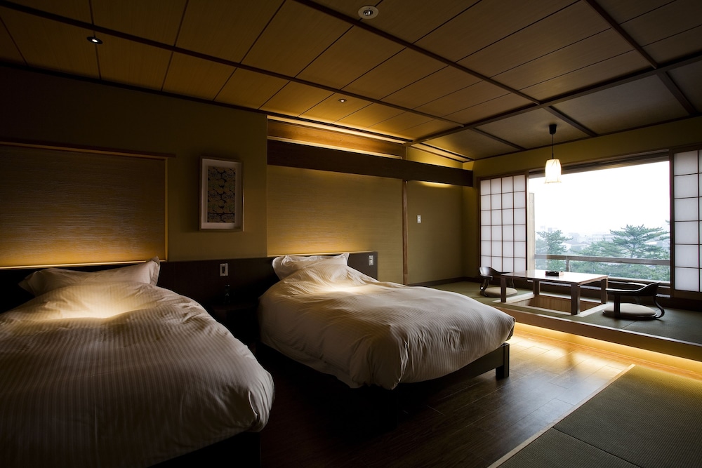 Twin Room, Smoking