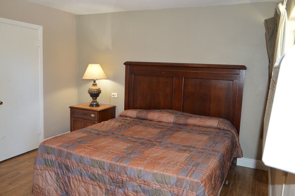 Basic Room, 1 King Bed photo 1