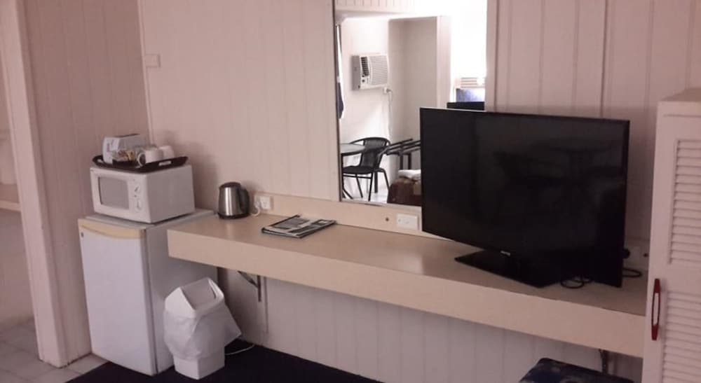 Standard Room, Non Smoking (Queen,Queen & Sgl or 2Dbl) photo 2