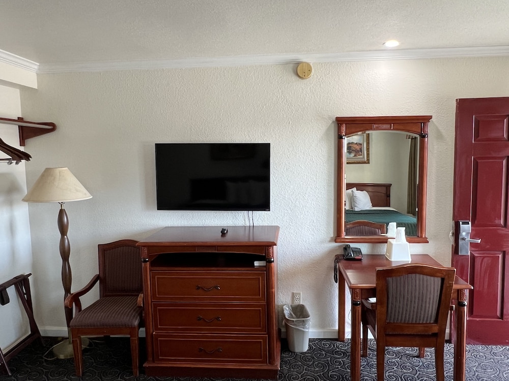 Room, 2 Queen Beds, Smoking photo 2