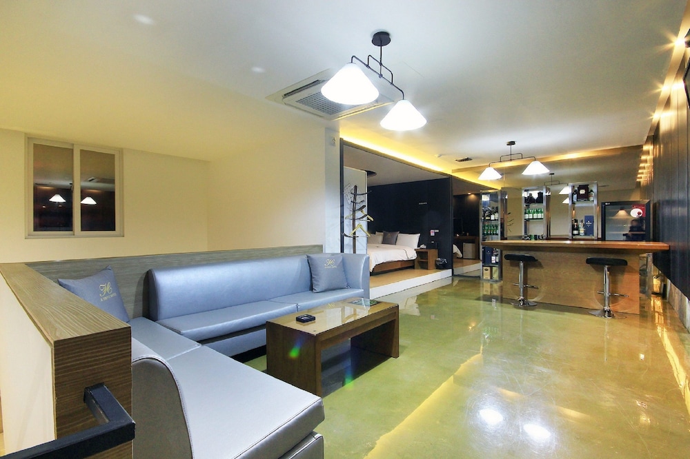 Theme Room - BAR,  Styler in room, Smoking/Non smoking will be assigned upon check-in photo 1