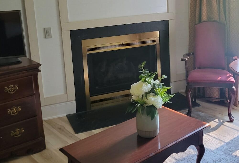 Queen Fireside, single person jetted tub