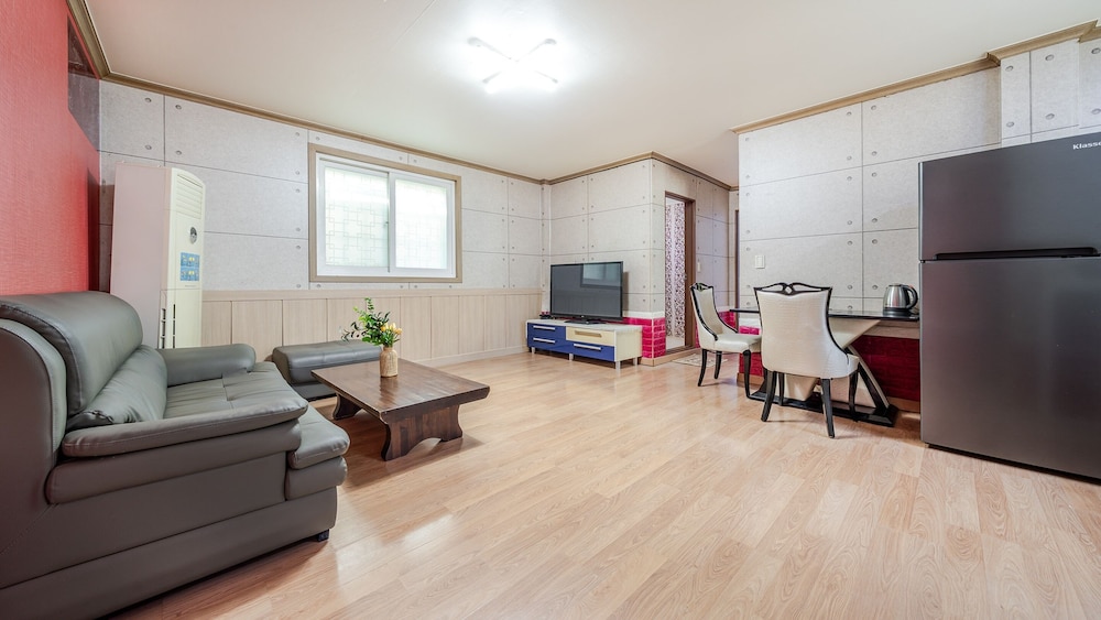Basic Room, 2 Bedrooms (Room 102 Guesthouse(Ocean View/BBQ)) photo 2