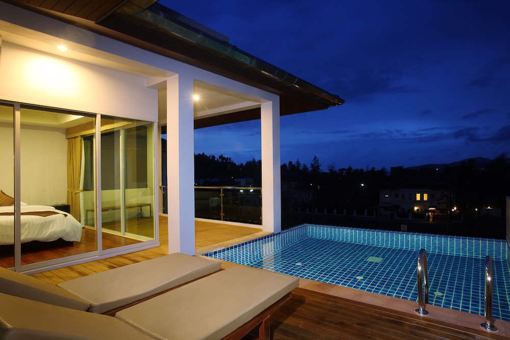 2 Bedroom Penthouse Pool Suite photo 3