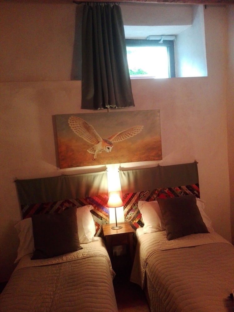 Basic Twin Room, 2 Twin Beds photo 2