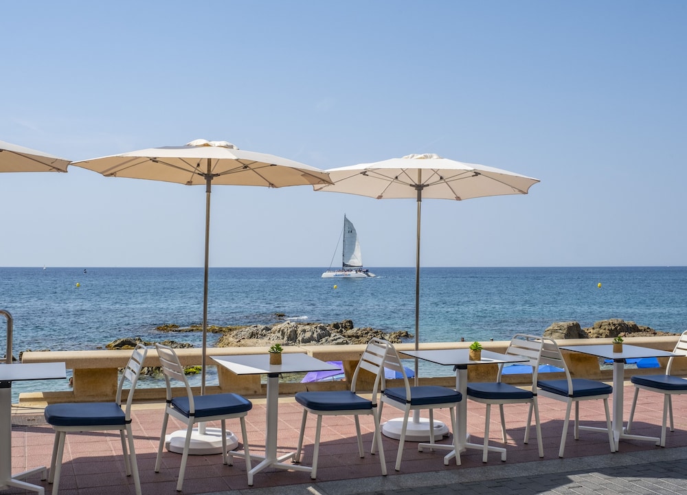 Double or Twin Room, Balcony, Sea View - Photo 8