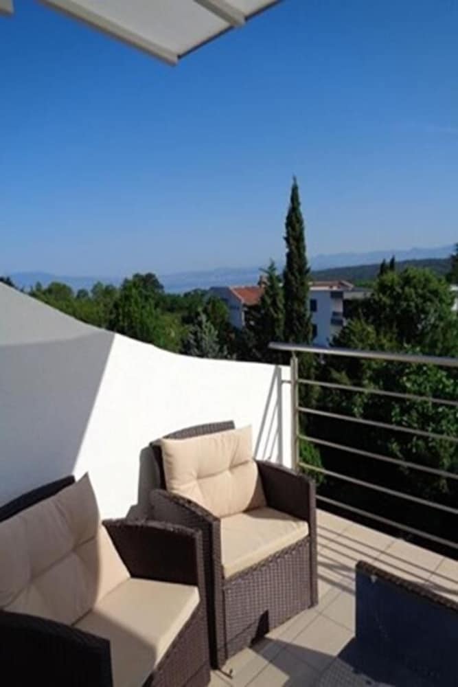 Apartment (Vlado - 100 m from pebble beach - A5()