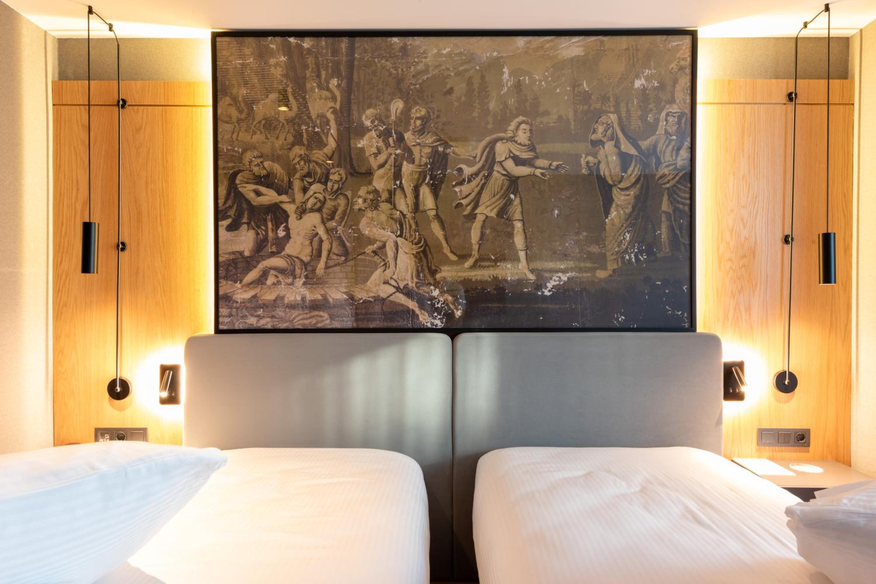 Deluxe Double or Twin Room with City View - Photo 16