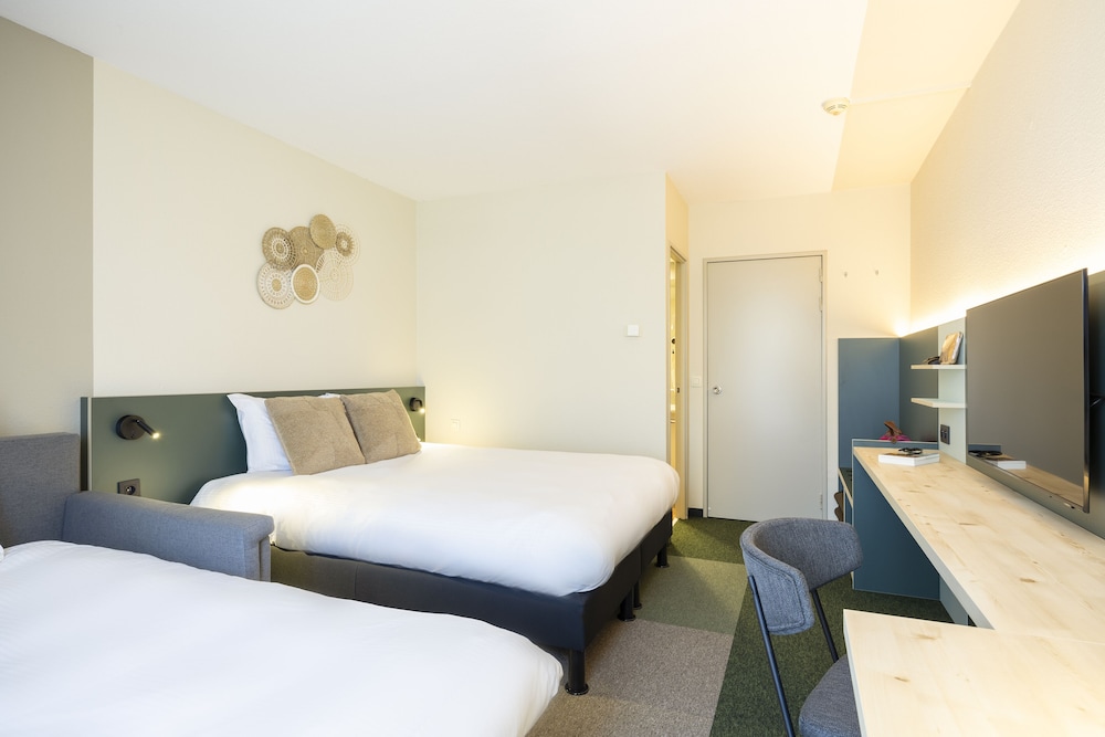 Family Quadruple Room, 1 Queen Bed with Sofa bed thumbnail 6