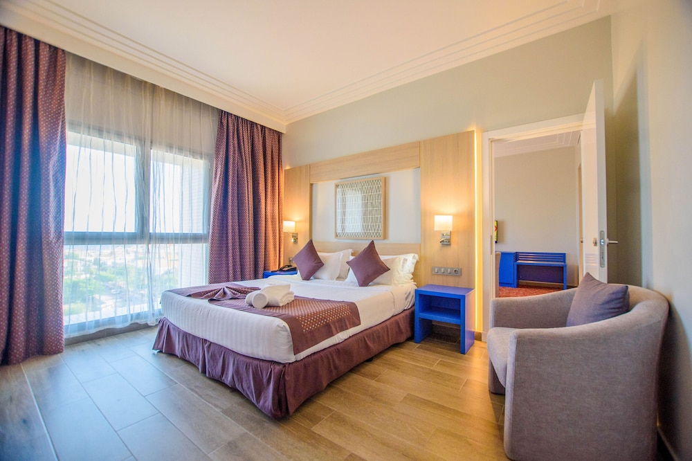 Classic Suite, 1 Queen Bed with Sofa bed, Sea View photo 2