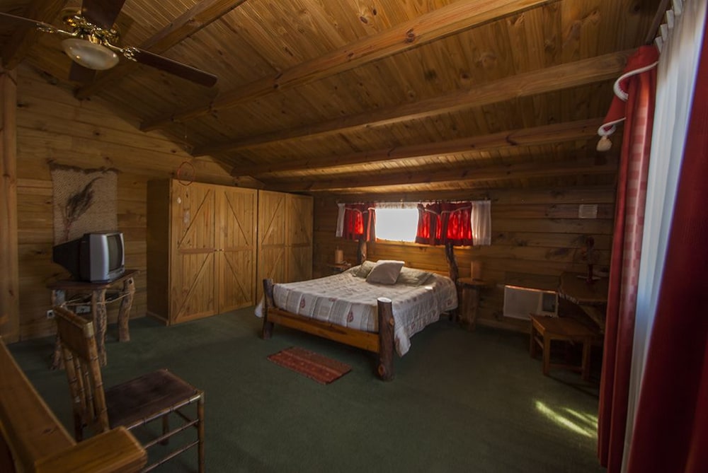 Classic Cabin, 1 Queen Bed, Non Smoking, Private Bathroom (Romantic Dreams CH) photo 1