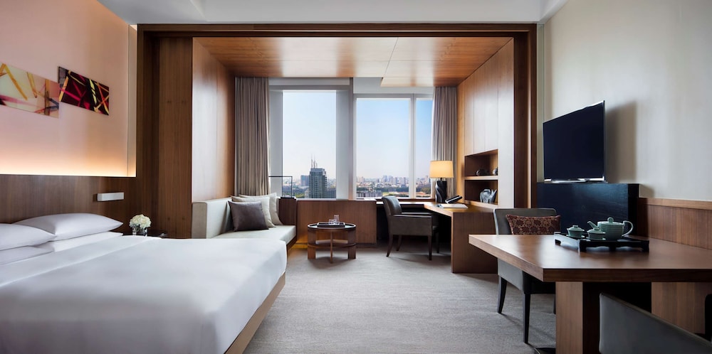 Suite, 1 King Bed photo 3