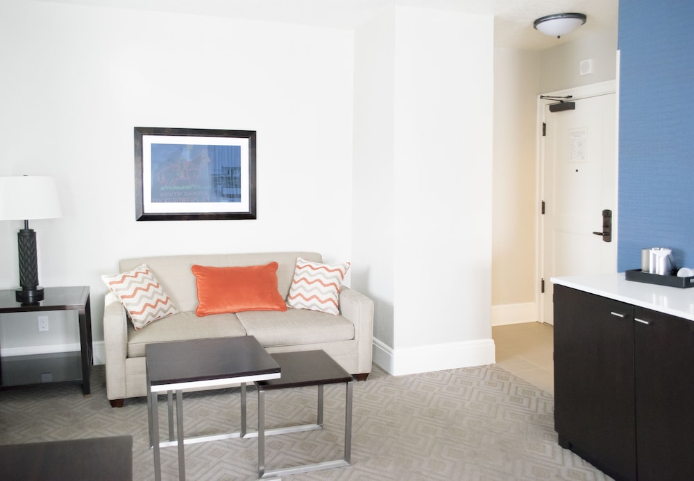 Junior Suite, 1 King Bed, Accessible (Roll-in Shower) photo 3