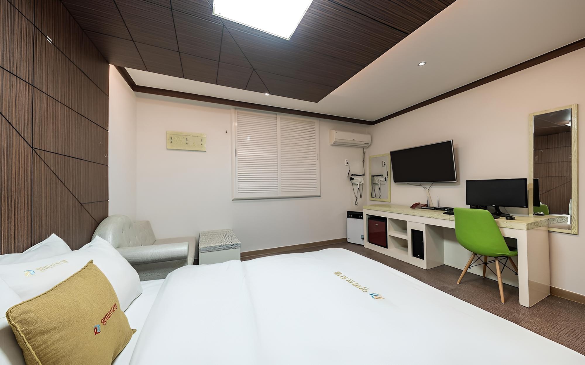 Room (Standard Room - Air Purifier (Netflix) - Photo 26