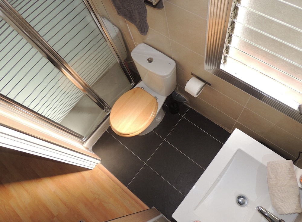 Twin Room, Shared Bathroom (Stud R2) photo 3