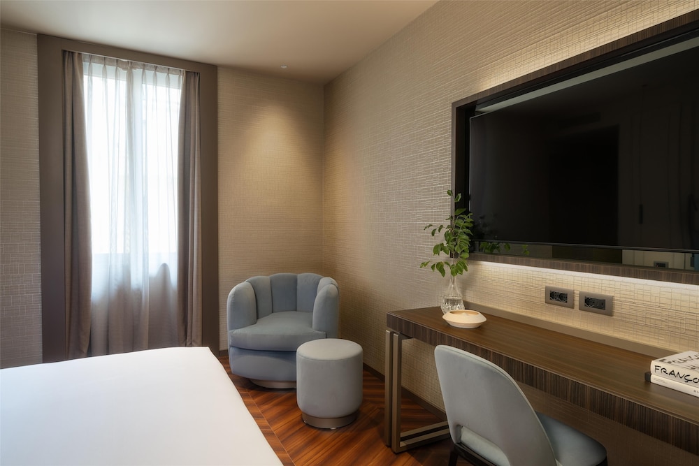 Deluxe Room, 1 King Bed (Executive) thumbnail 6