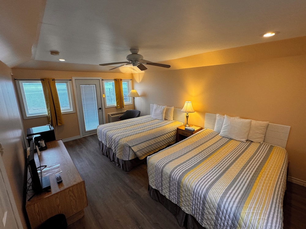 Comfort Cabin, 2 Queen Beds, Partial Lake View photo 2