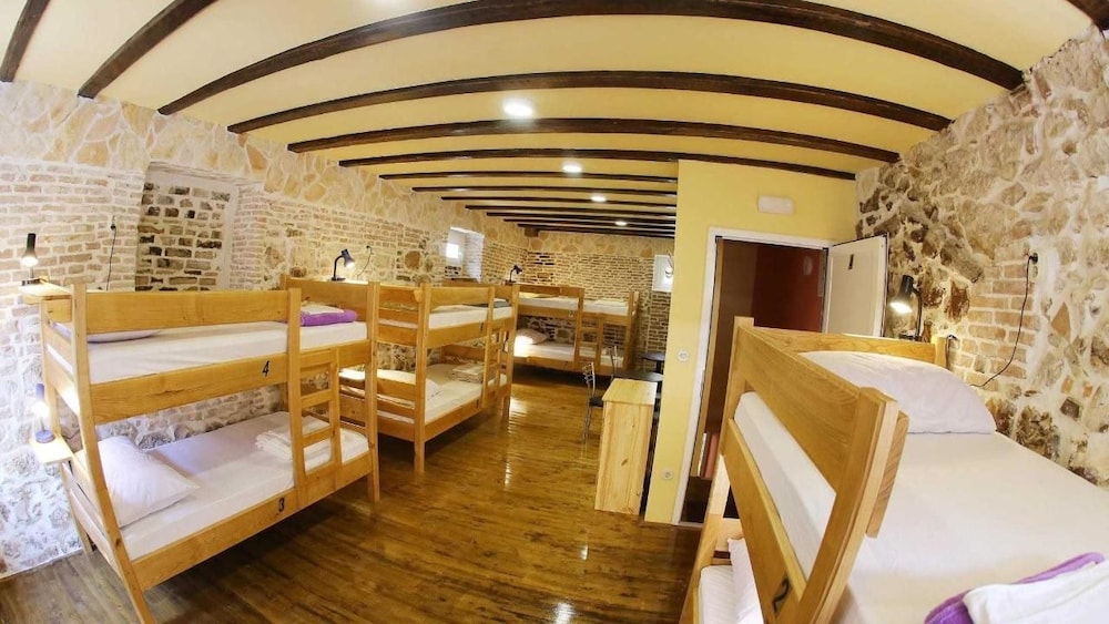 Shared Dormitory, Women only
