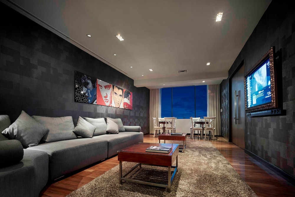 Studio Suite, 1 King Bed, Sea View - Photo 3