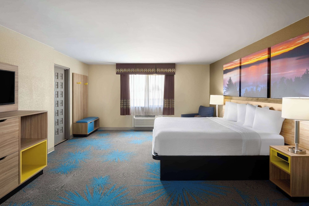 Premium Room, 1 King Bed - Photo 3