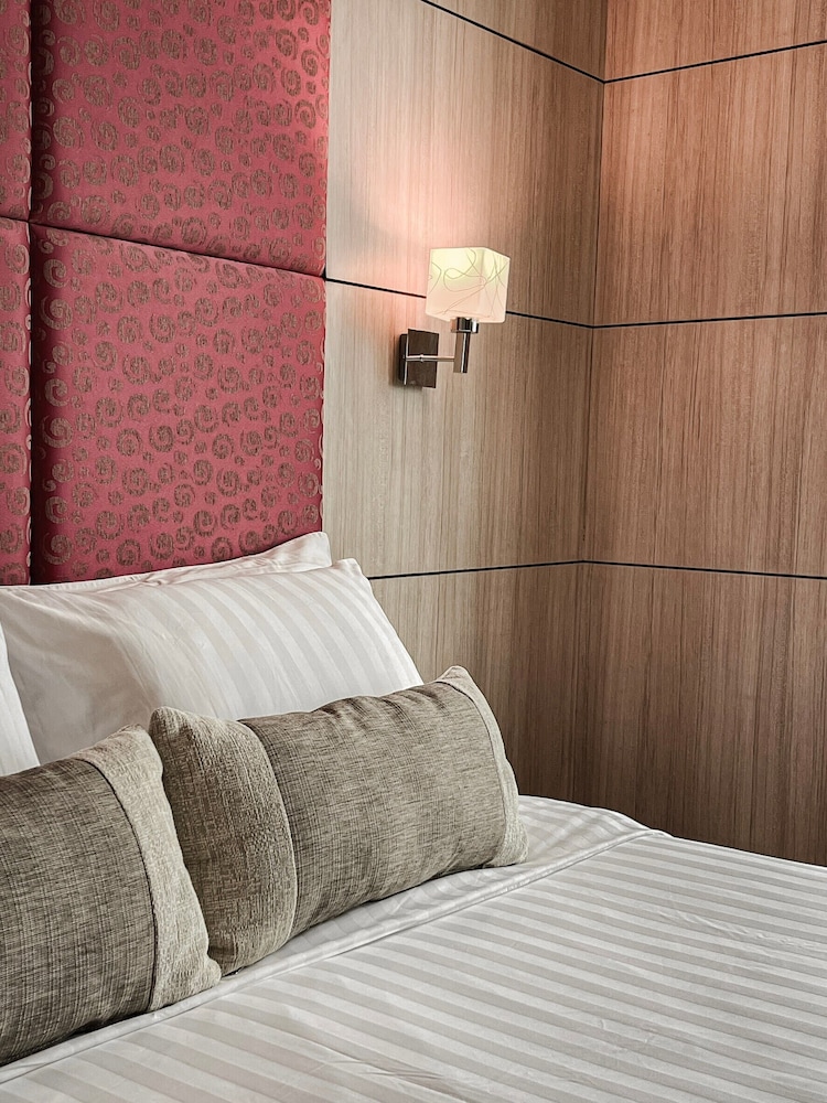The One Suite - Photo 16