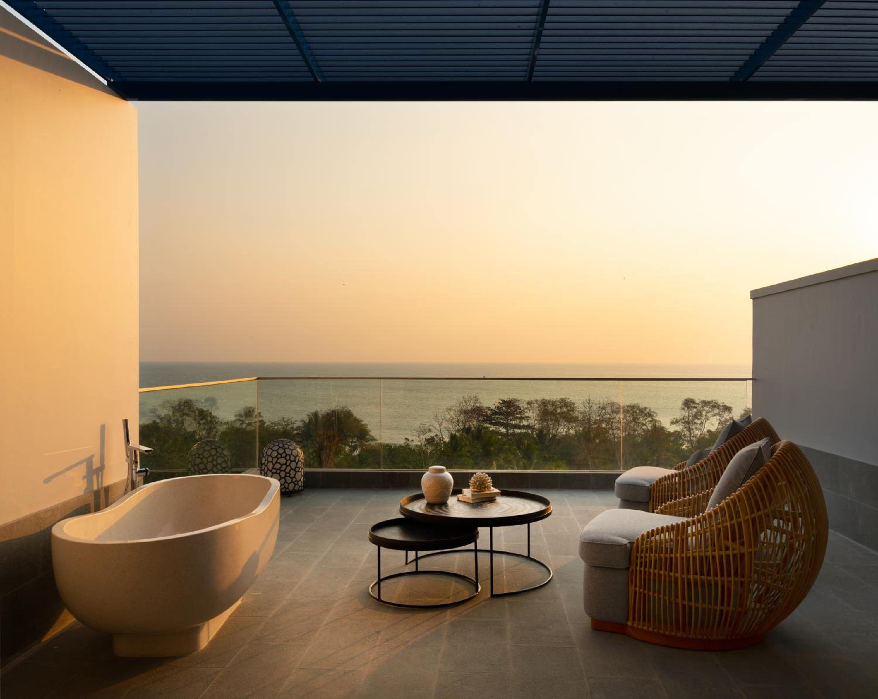 Sunset Suite with Relaxing Tub photo 2