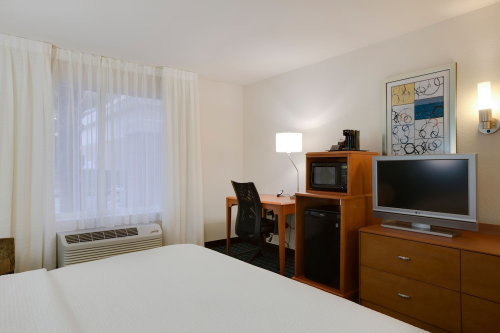 Room, 1 King Bed (Mobility/Hearing Access, Roll-In Shwr) photo 2
