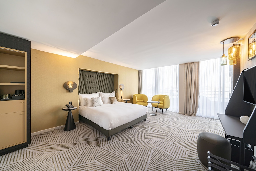 Junior Suite, 1 King Bed, Balcony (Cathedral View) - Photo 1
