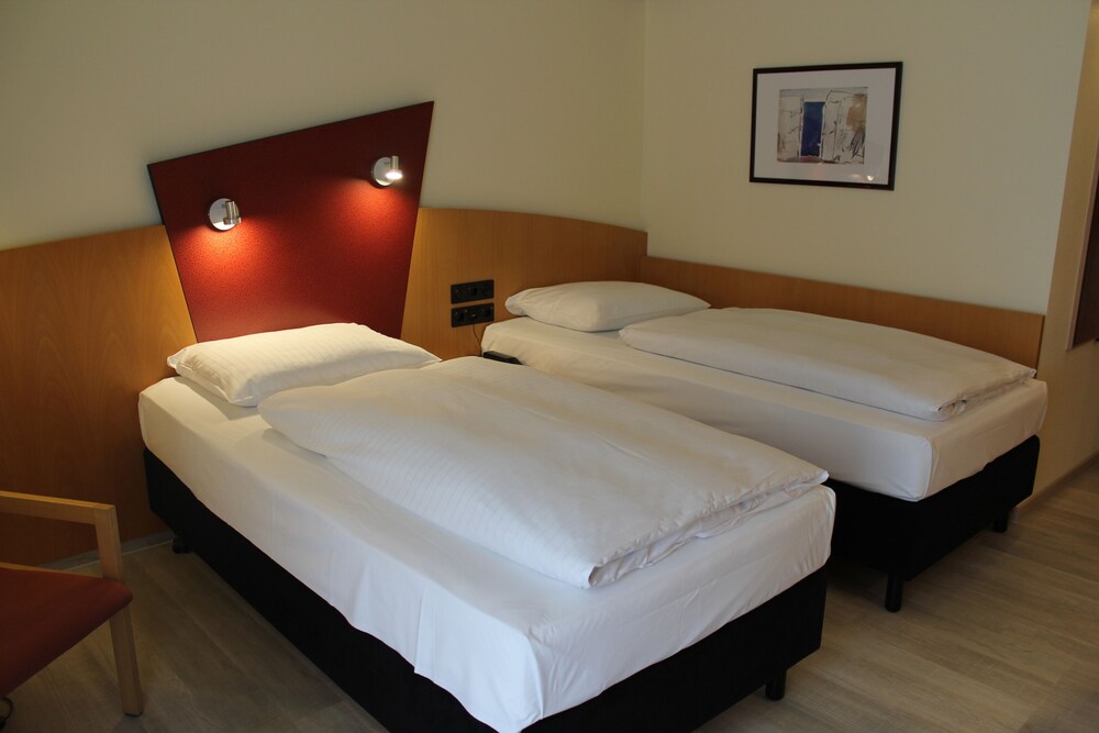 Standard Twin Room - Photo 4