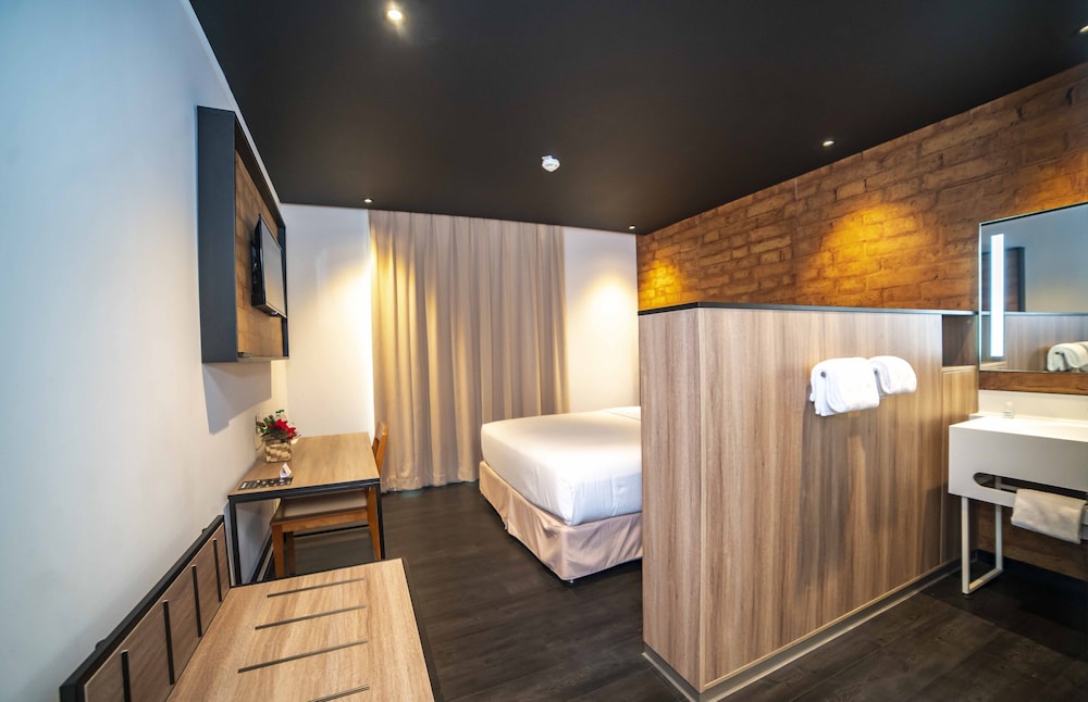 Standard Room, 1 Queen Bed - Photo 3