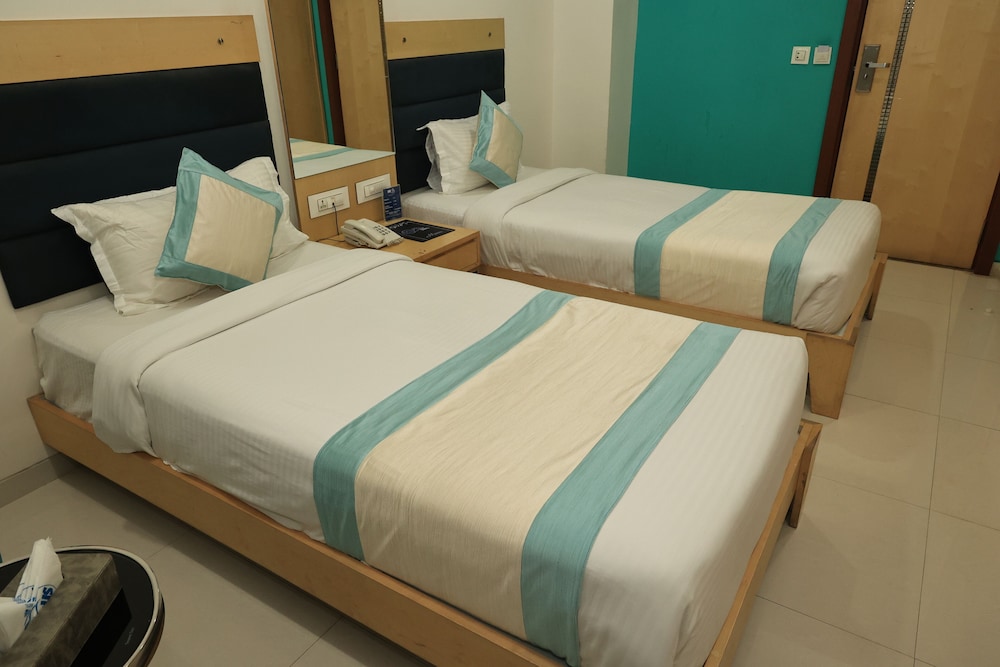 Standard Twin Room, 1 King Bed, City View