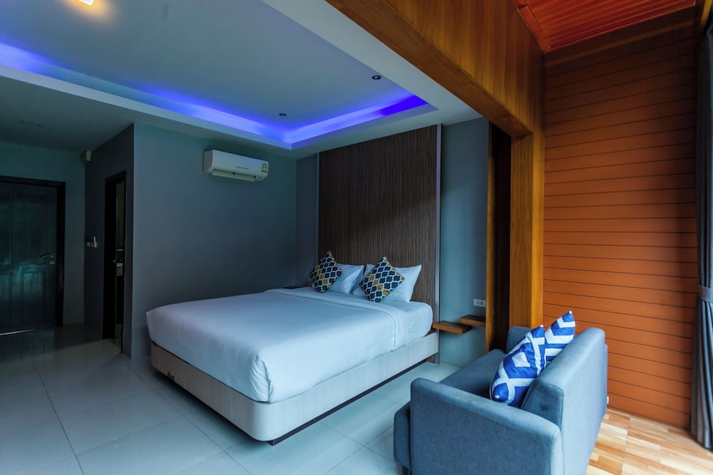 Deluxe Room, Pool Access photo 3