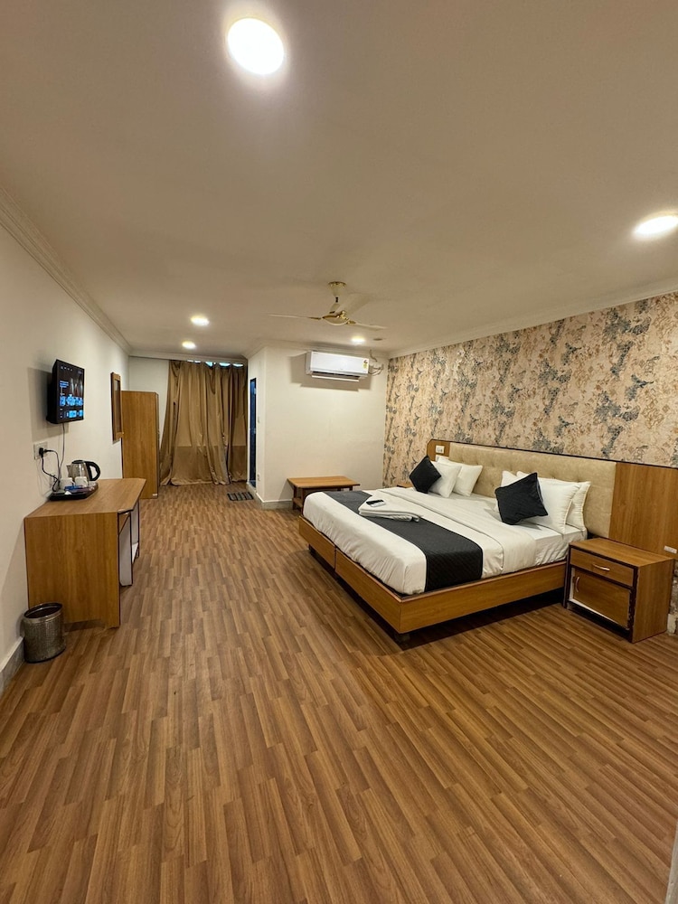 Comfort Room, City View