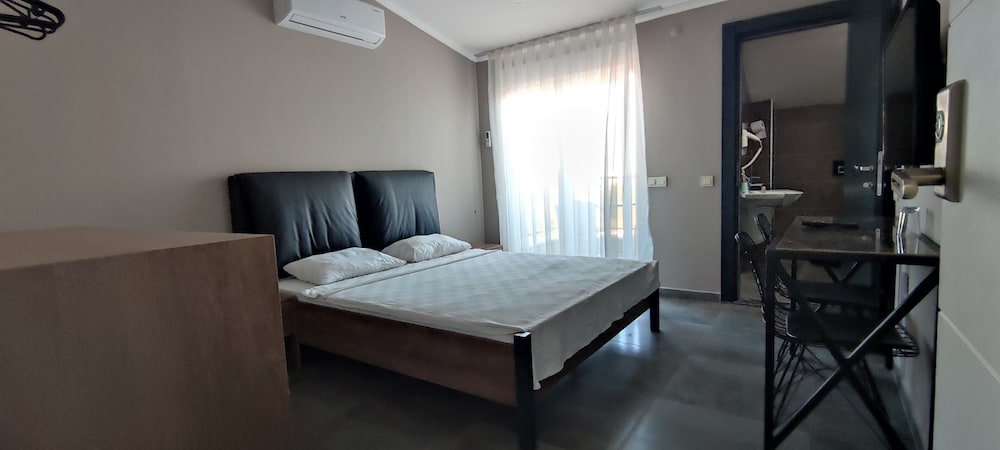 Standard Room, 1 Queen Bed, Non Smoking, City View photo 1