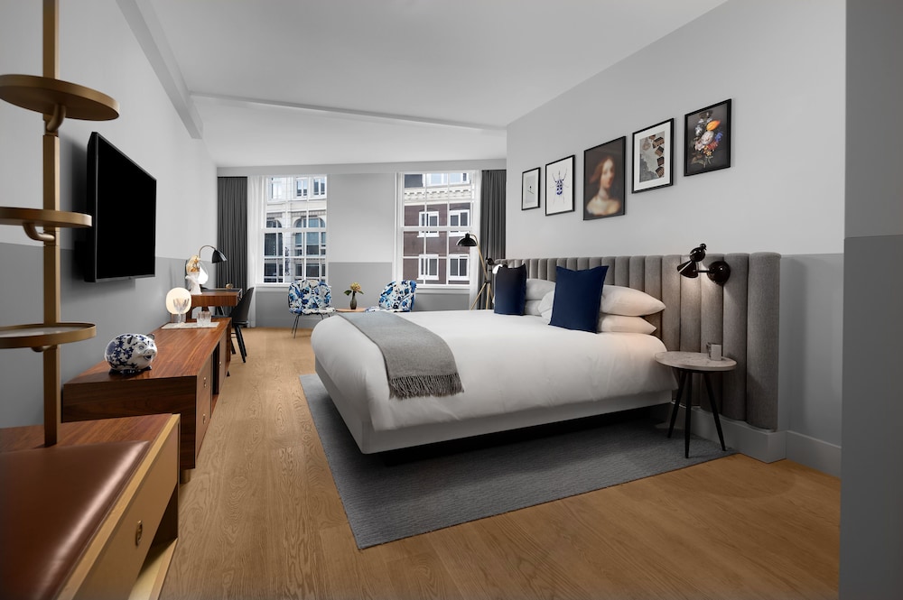 Premium Room, 1 King Bed (Street View, Above Bar)