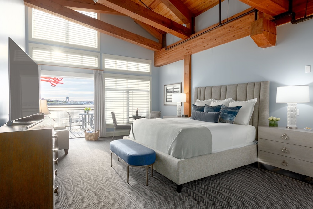 Superior King with Balcony, Harbor View photo 1