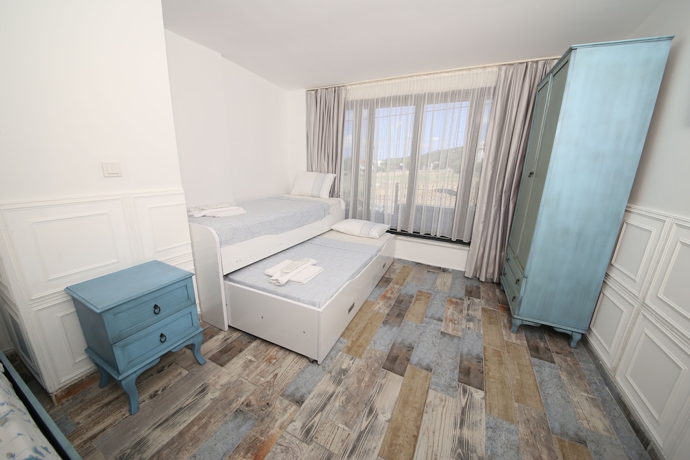 Family Double Room, Multiple Beds, Non Smoking, Garden Area photo 3