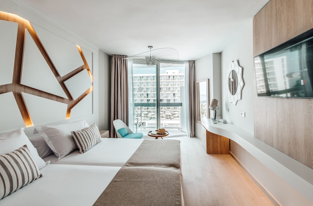 Double Room Single Use, Balcony, Pool View (Life) thumbnail 5