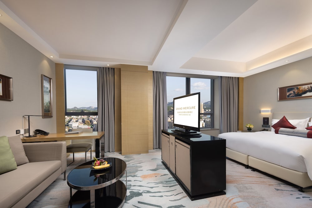 Deluxe Room, 1 King Bed, City View