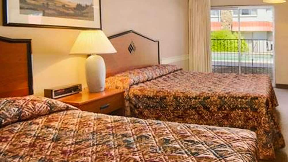 Room, 2 Queen Beds, Non Smoking, Refrigerator (2 Star) - Photo 1